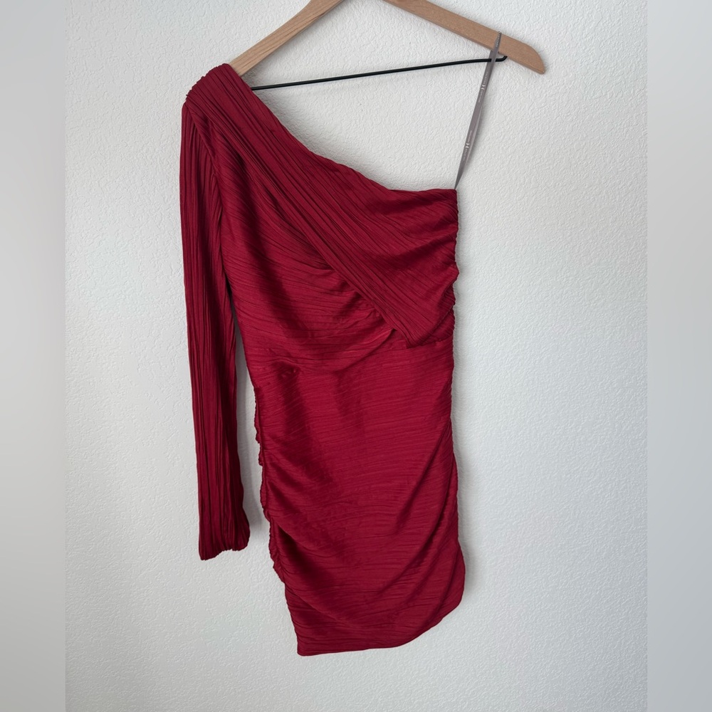 Halston Off Shoulder Asymetrical Sheath
Dress Red NWT MSRP $489 / Size 6 - Picture 7 of 12